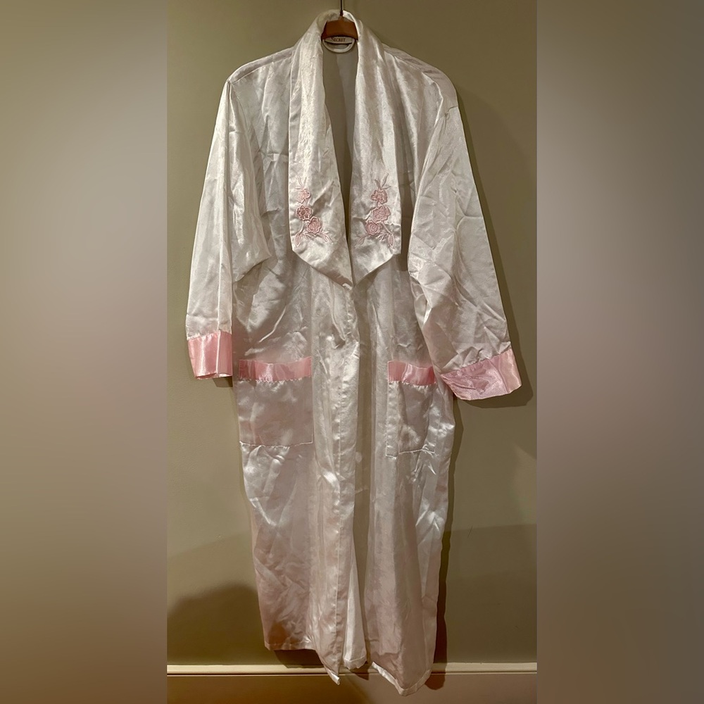 5/$25!! Vintage Victoria's Secret White and Pink Floral Robe